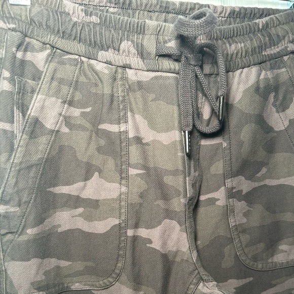 ATHLETA Women’s Camo Farallon Jogger- Camo Olive Green/ Size 0 - Picture 6 of 8